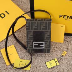 FENDI フェンディ レディースビンテージ感抜群 携帯電話バッグモダンユーティリティ良い3色 本当に届くブランドコピー 工場直営口コミ店